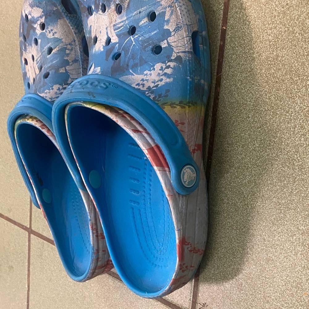 CROCS Blue Floral Clog with Adjustable Heel Strap - Picture 2 of 3